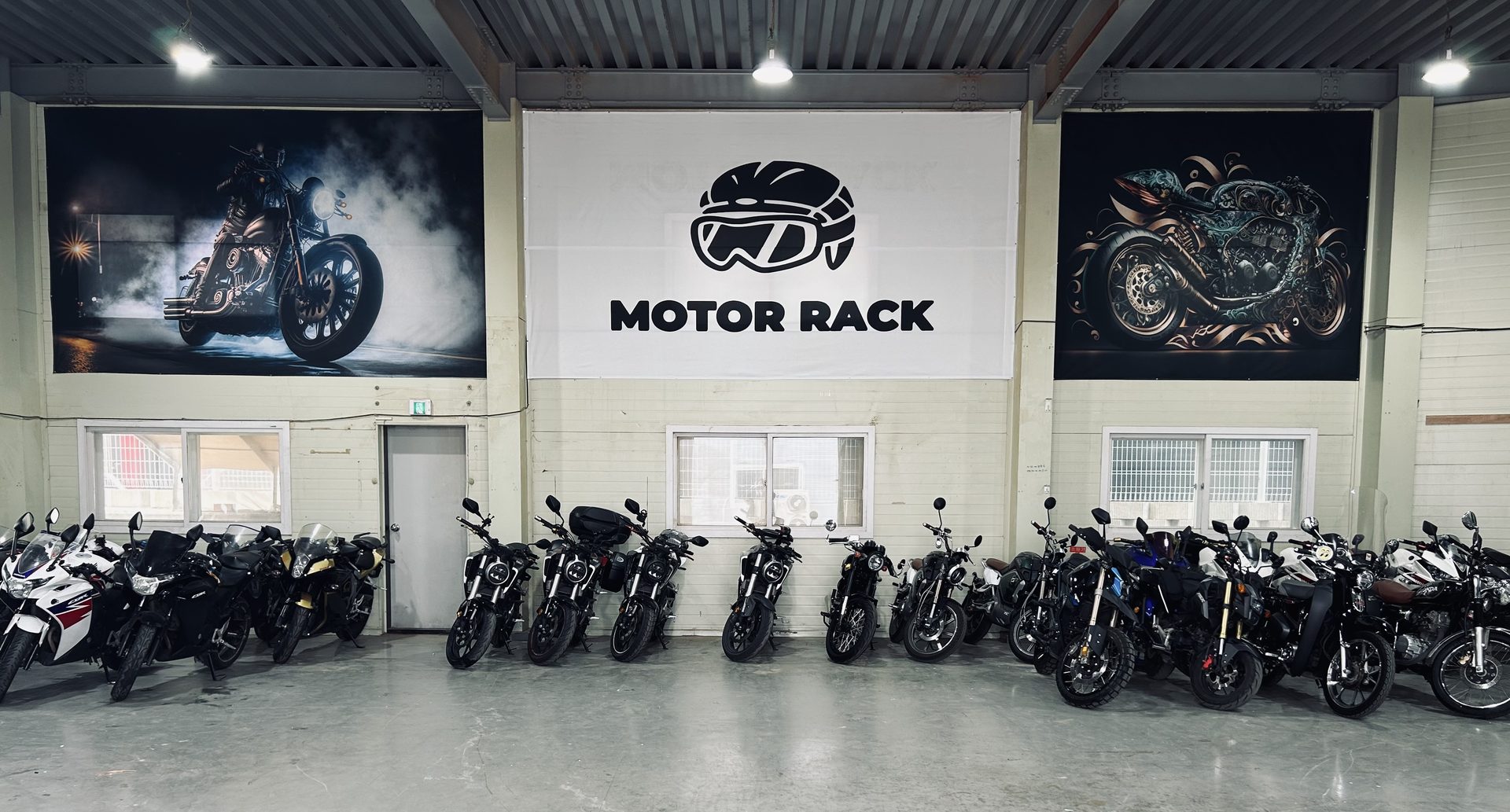 MOTOR RACK 쇼룸에 정렬된 오토바이와 매장 로고