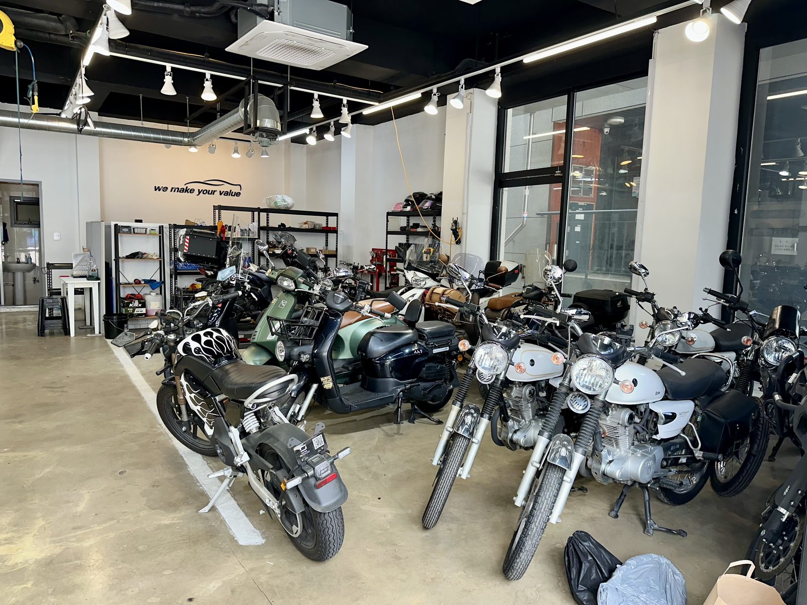MOTOR RACK 쇼룸에 정렬된 오토바이