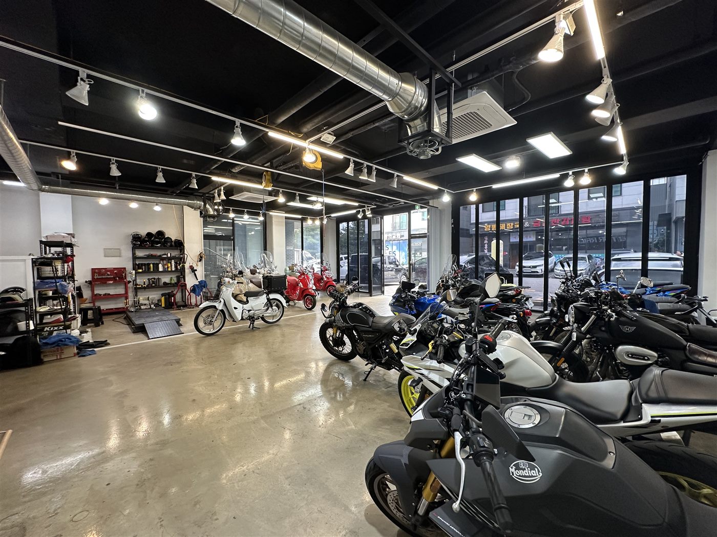 MOTOR RACK 매장 전경