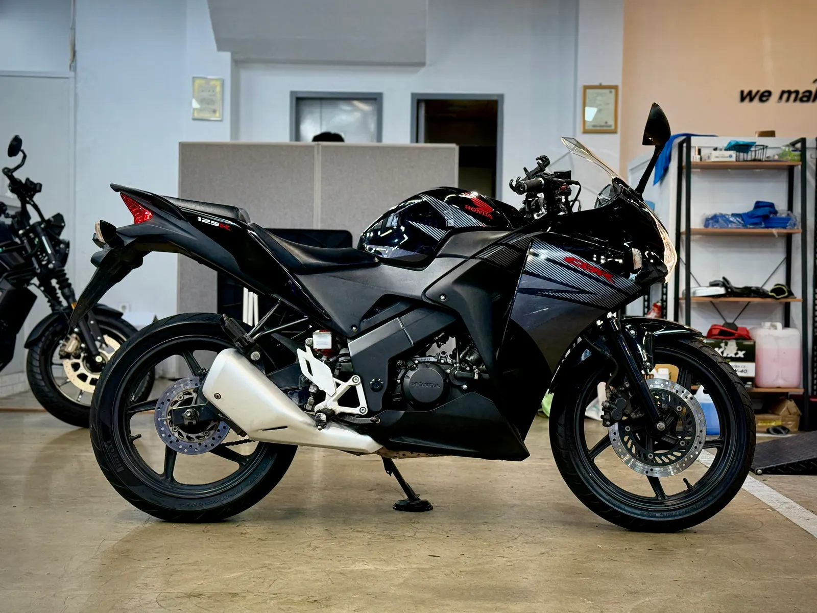 혼다 CBR125 검정 사진