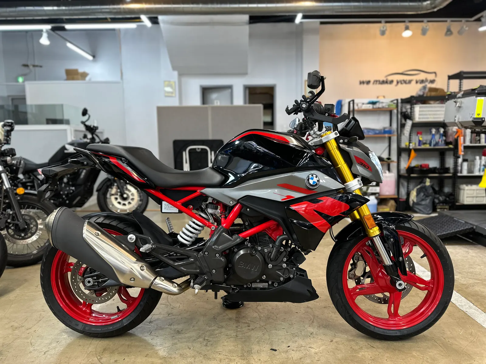 BMW G310R 검정빨강 사진